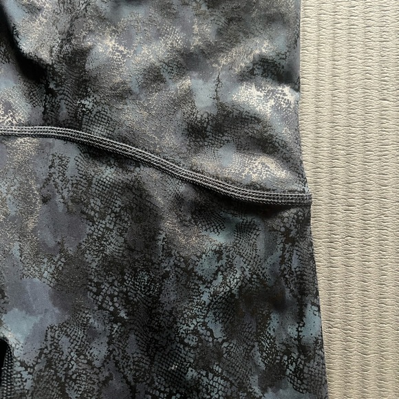 SPANX Booty Boost 7/8 Blue/Black Snakeskin Leggings - Picture 4 of 9